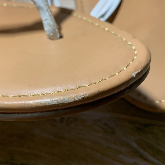 Ann Taylor Loft white leather strappy flip flop sandals w/ gold bumblebee charm - Picture 11 of 13